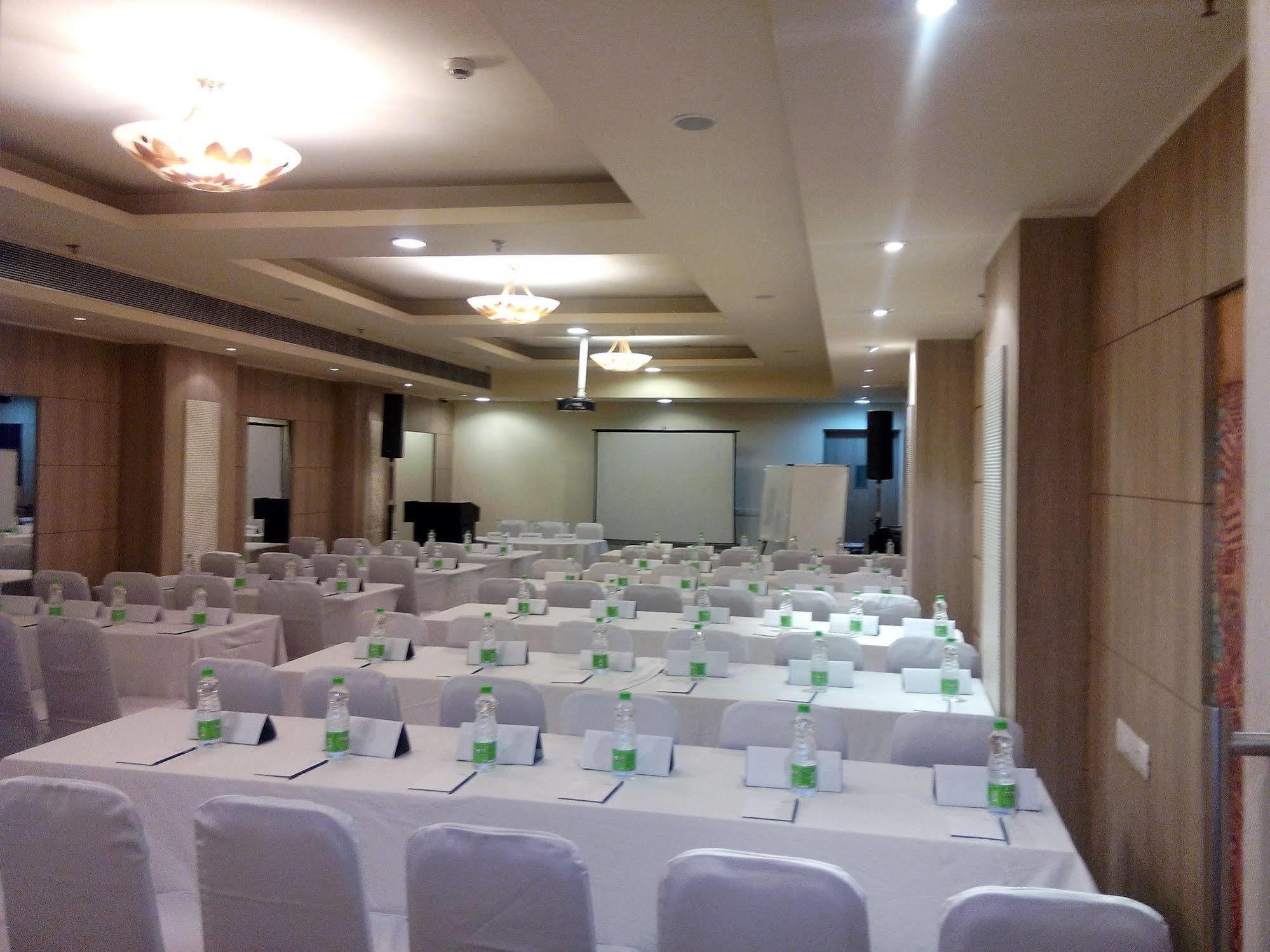 Sarovar Portico Naraina, Hotel Νέο Δελχί Εξωτερικό φωτογραφία